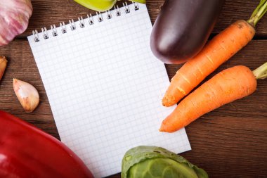 Kağıt ahşap arka plan üzerine bir sebze. Şablon,