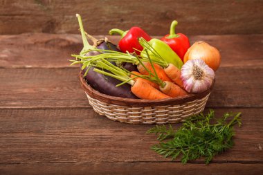Sebzeler, havuç, patlıcan, biber ve sarımsak bir sepet o