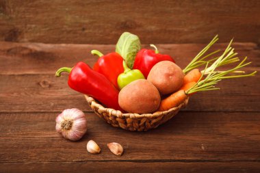 Taze sebze, biber, havuç, patates, lahana ve sarımsak 