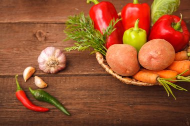 Taze sebze, biber, havuç, patates, lahana ve sarımsak 