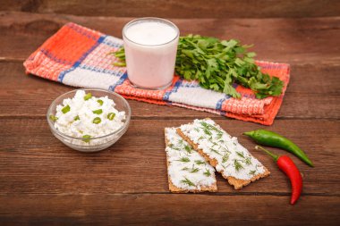 Krem peynir ve peynir otlar ile bir kase ile ekmek,