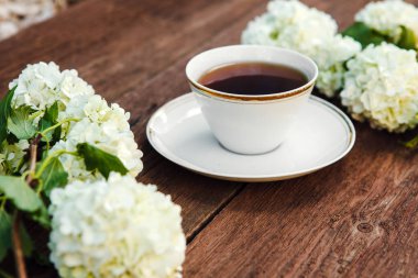 Bir fincan çay bir ahşap doku. Natürmort