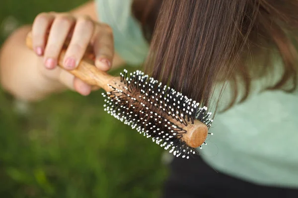 十几岁的少女用木制梳子梳头 后续行动 — 图库照片