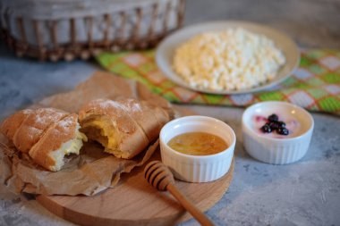 Lezzetli ve sağlıklı kahvaltı, doğal süzme peynir, ballı taze kruvasan. Sabah hala hayattadır. Fırın ürünleri.