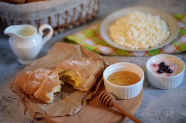 Lezzetli ve sağlıklı kahvaltı, doğal süzme peynir, ballı taze kruvasan. Sabah hala hayattadır. Fırın ürünleri.