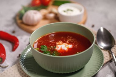 Ekşi kremalı pancar çorbası ve tabakta bitkiler, yakın plan. Lezzetli ve doyurucu bir akşam yemeği, sebzeli çorba. Durgun hayat