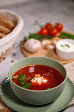 Ekşi kremalı pancar çorbası ve tabakta bitkiler, yakın plan. Lezzetli ve doyurucu bir akşam yemeği, sebzeli çorba. Durgun hayat