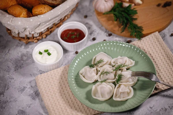 Raviolis Sur Une Assiette Aneth Servis Avec Sauce Ketchup Boulettes — Photo