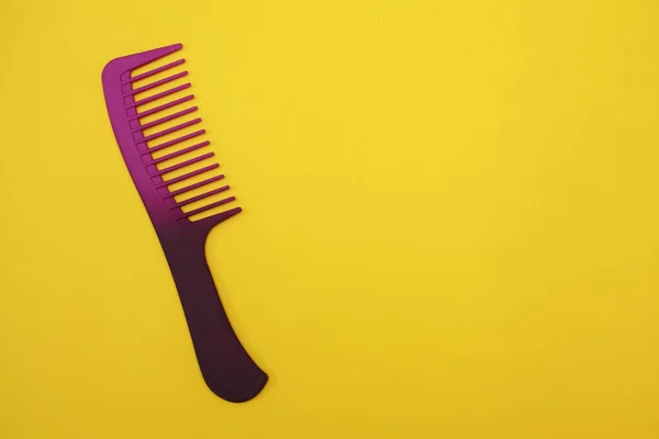 Sarı Arkaplanda Saç Fırçası Için Mor Saç Fırçası Metin Için — Stok fotoğraf