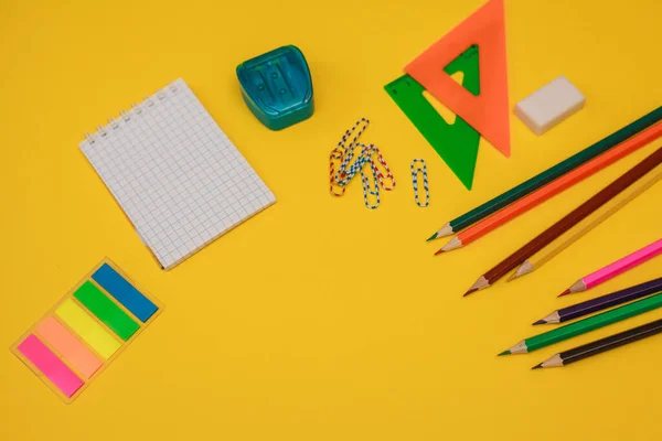 Conjunto Artigos Papelaria Lápis Coloridos Apontador Borracha Régua Bloco Notas — Fotografia de Stock