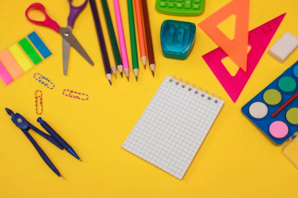 Juego Papelería Sobre Fondo Amarillo Útiles Escolares Oficina Acostado Pinturas —  Fotos de Stock