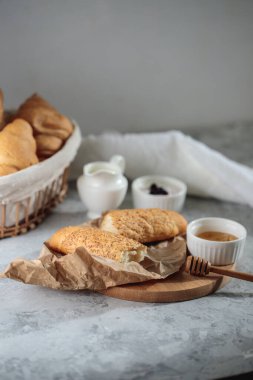 Fransız ekmeğiyle lezzetli bir kahvaltı ve ballı kruvasan. Taze fırın. Durgun hayat