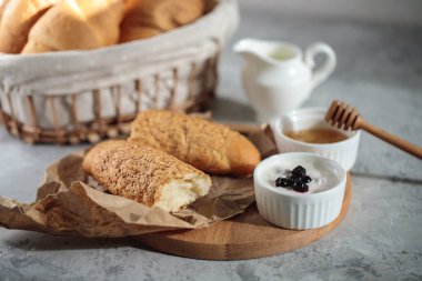 Fransız ekmeğiyle lezzetli bir kahvaltı ve ballı kruvasan. Taze fırın. Durgun hayat