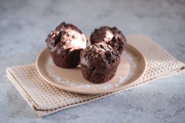 Tabakta çikolatalı kekler, yakın çekim. Mesaj için yer var. Taze fırın.