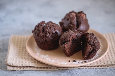 Tabakta çikolatalı kekler, yakın çekim. Mesaj için yer var. Taze fırın.