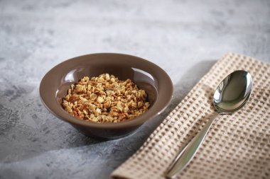 Sağlıklı kahvaltı. Öğütücüde pişmiş müsli. Kase içinde ev yapımı granola. Metin için boşluk.