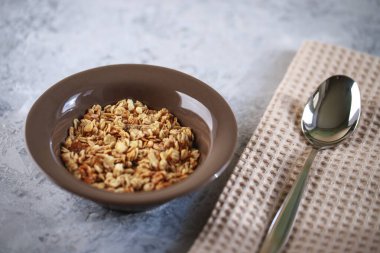 Sağlıklı kahvaltı. Öğütücüde pişmiş müsli. Kase içinde ev yapımı granola. Metin için boşluk.