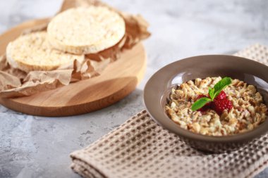 Fırında granola, süt ve nane aromalı ahududu, tam tahıllı ekmek. Sağlıklı kahvaltı. Nefis müsli..