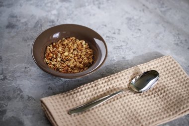 Sağlıklı kahvaltı. Öğütücüde pişmiş müsli. Kase içinde ev yapımı granola. Metin için boşluk.