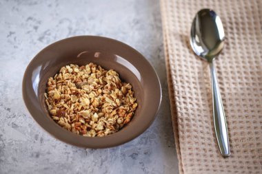 Sağlıklı kahvaltı. Öğütücüde pişmiş müsli. Kase içinde ev yapımı granola. Metin için boşluk.