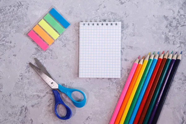 Conjunto Artigos Papelaria Bloco Notas Lápis Cor Tesoura Adesivos Multicoloridos — Fotografia de Stock