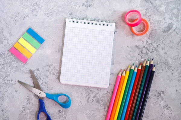 Conjunto Artigos Papelaria Bloco Notas Lápis Cor Tesoura Adesivos Coloridos — Fotografia de Stock