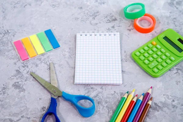 Zestaw Papeterii Notatnik Kolorowe Ołówki Kalkulator Nożyczki Kolorowe Naklejki Szarym — Zdjęcie stockowe