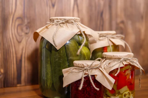 Tarro Mermelada Frambuesa Con Frascos Enlatados Verduras Sobre Fondo Madera — Foto de Stock