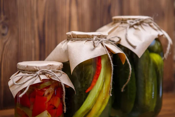 Verduras Enlatadas Frascos Vidrio Sobre Fondo Madera Pepinillos Pepinos Pimientos — Foto de Stock