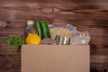 Yemek servisi. Coronavirus gıda bağışı. Eldivenli bir kutuda yiyecek, yakın plan..