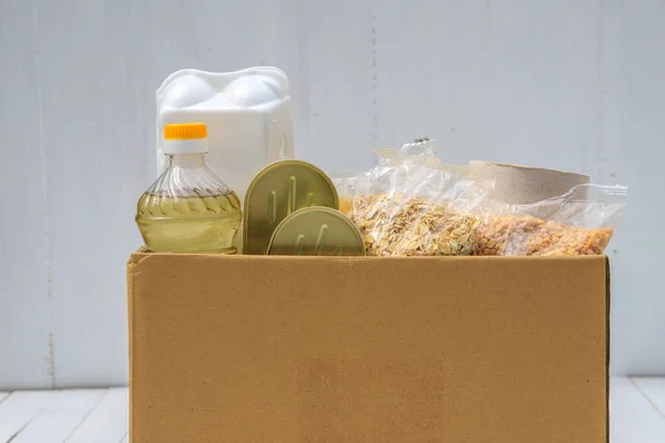 Produtos Uma Caixa Para Necessitados Fundo Branco Doação Alimentos Pelo — Fotografia de Stock