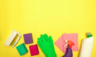 Sarı arka planda x temizlik ürünleri seti, metin için boşluk. Dezenfekte. Düz yatıyordu