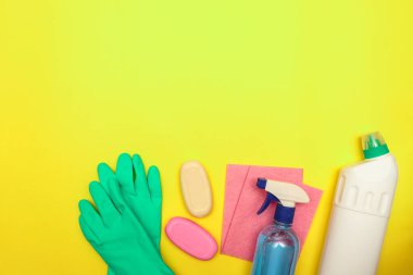 Sarı arka planda bir dizi deterjan ve temizleyici, mesaj için yer var. Dezenfekte. Düz yatıyordu