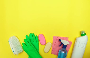 Sarı arka planda bir dizi deterjan ve temizleyici, mesaj için yer var. Dezenfekte. Düz yatıyordu