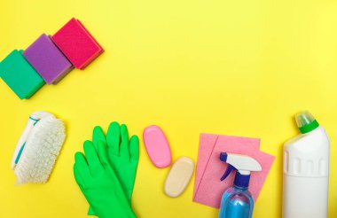 Temizlik. Sarı arka planda şişe içinde temizlik ve deterjan seti. Mesaj için yer var. Dezenfekte. Düz yatıyordu.