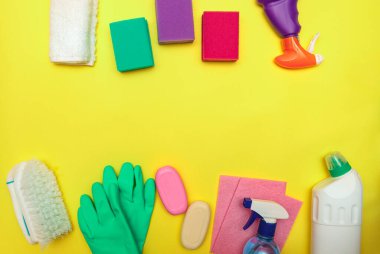 Temizlik seti, deterjan, eldivenler ve sarı arka planda bir fırça, mesaj için yer. Temizlik. Dezenfekte. Düz yatıyordu.