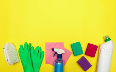 Temizlik. Sarı arka planda şişe içinde temizlik ve deterjan seti. Mesaj için yer var. Dezenfekte. Düz yatıyordu.