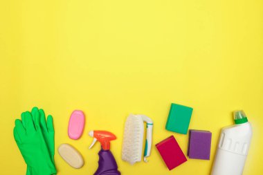 Temizlik. Sarı arka planda şişe içinde temizlik ve deterjan seti. Mesaj için yer var. Dezenfekte. Düz yatıyordu.