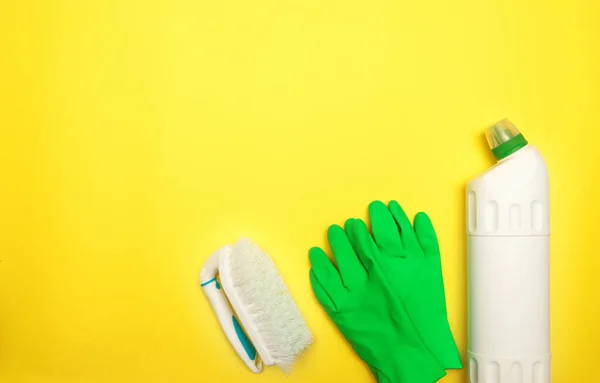 Desinfectantes Guantes Agente Limpieza Cepillo Sobre Fondo Amarillo Limpieza Espacio —  Fotos de Stock