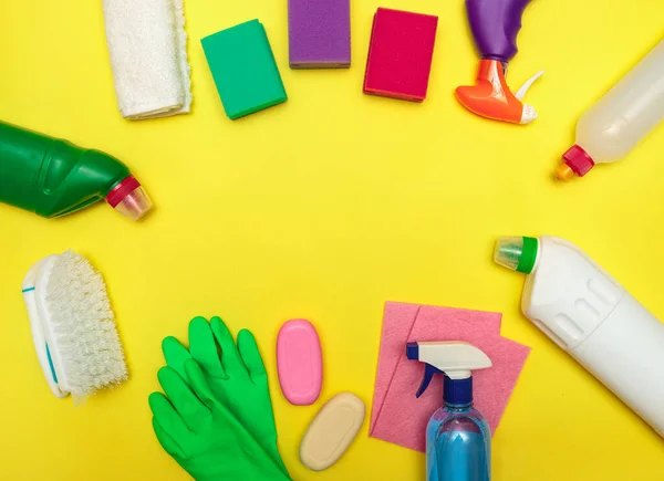 Limpieza Set Limpieza Detergentes Frascos Sobre Fondo Amarillo Espacio Para —  Fotos de Stock