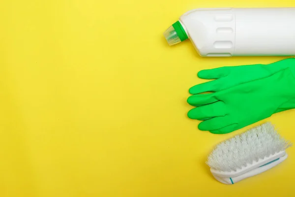 Desinfectantes Guantes Agente Limpieza Cepillo Sobre Fondo Amarillo Limpieza Espacio —  Fotos de Stock