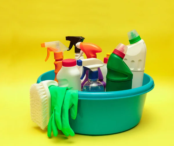 Conjunto Productos Limpieza Detergentes Lavabo Azul Sobre Fondo Amarillo Limpieza —  Fotos de Stock