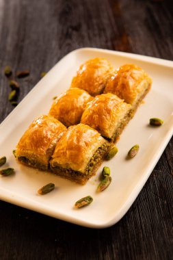 Antep fıstığı ve cevizli geleneksel Türk tatlı baklavası.