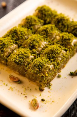 Antep fıstığı ve cevizli geleneksel Türk tatlı baklavası.