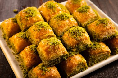 Antep fıstığı ve cevizli geleneksel Türk tatlı baklavası.
