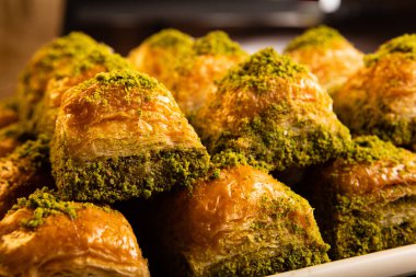 Antep fıstığı ve cevizli geleneksel Türk tatlı baklavası.