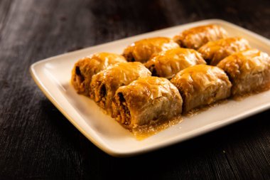 Antep fıstığı ve cevizli geleneksel Türk tatlı baklavası.