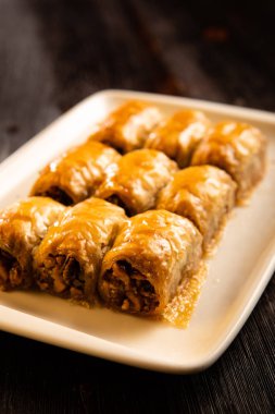 Antep fıstığı ve cevizli geleneksel Türk tatlı baklavası.
