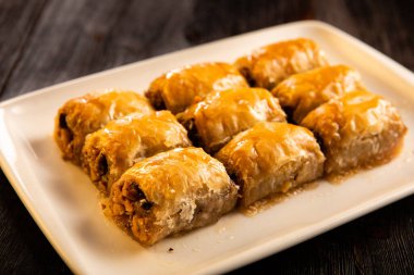 Antep fıstığı ve cevizli geleneksel Türk tatlı baklavası.