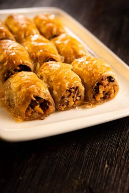 Antep fıstığı ve cevizli geleneksel Türk tatlı baklavası.